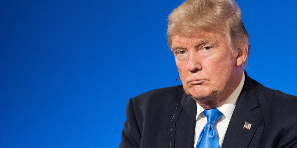 트럼프 '해방의 날' 관세 발표로 TRUMP 밈 코인 15% 급락. 비트코인 등 주요 암호화폐도 동반 하락.