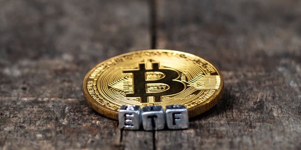 비트코인 ETF, 하루 9억 달러 유입으로 반등. 비트코인 가격 9만 3000달러 회복. ARKB와 IBIT이 선두.